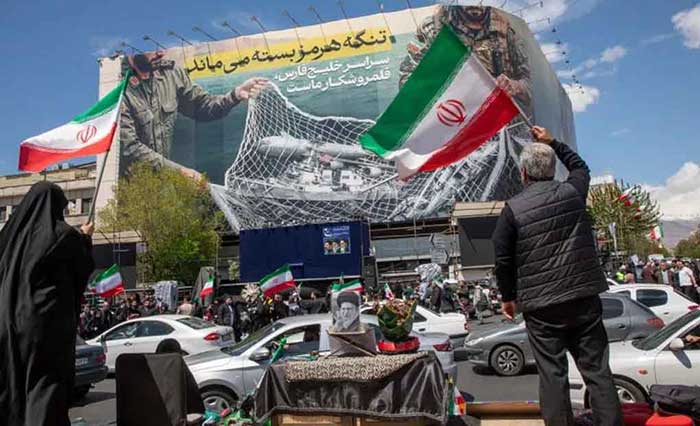 Durante el acto, los asistentes portaron banderas nacionales y fotografías de Jamenei.