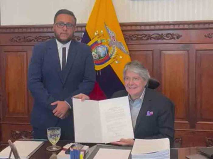 Lasso appointed former assemblyman Juan Fernando Flores as his new adviser.
