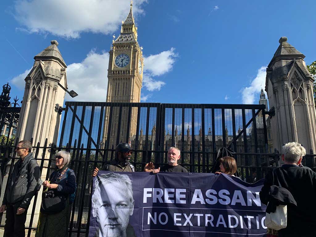 Miles de seguidores del fundador de WikiLeaks Julian Assange rodearon hoy la sede del Parlamento británico para exigir su liberación