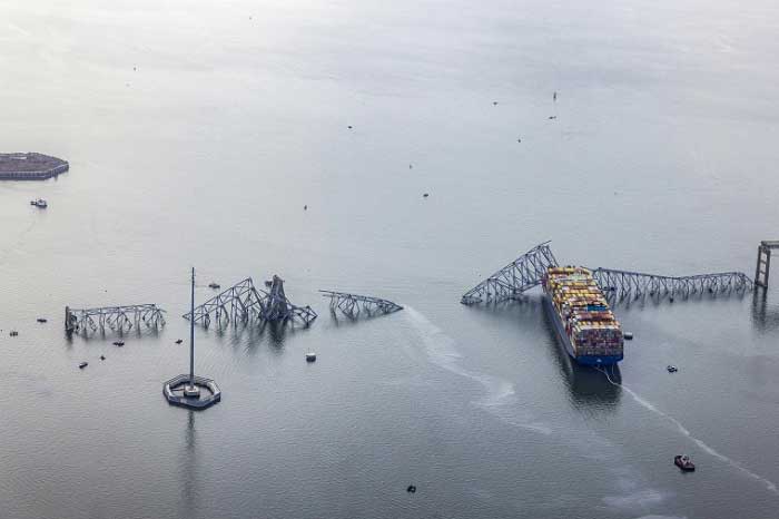 El carguero Dali, de bandera de Singapur, embistió la estructura de puente alrededor de la 01:30 am, hora local del Este, el 26 de marzo