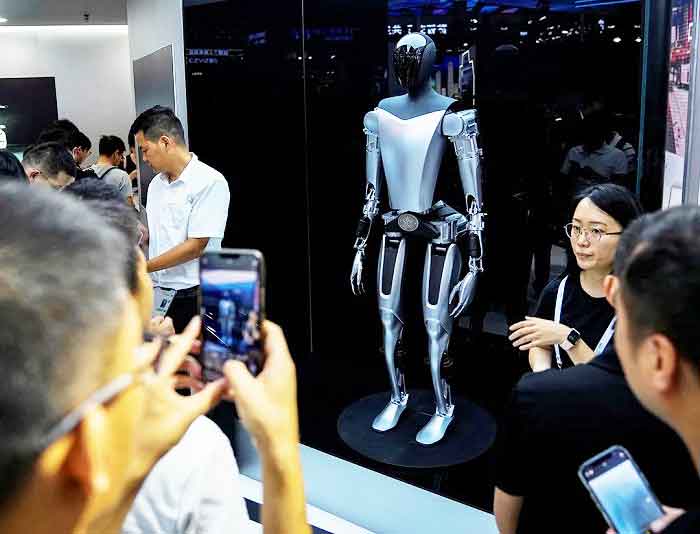 El Tesla Bot, el robot que es orgullo de Elon Musk, en la Conferencia Mundial de Inteligencia Artificial 