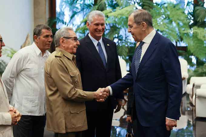The Russian FM was received by Raúl Castro aand the Cuban President.
