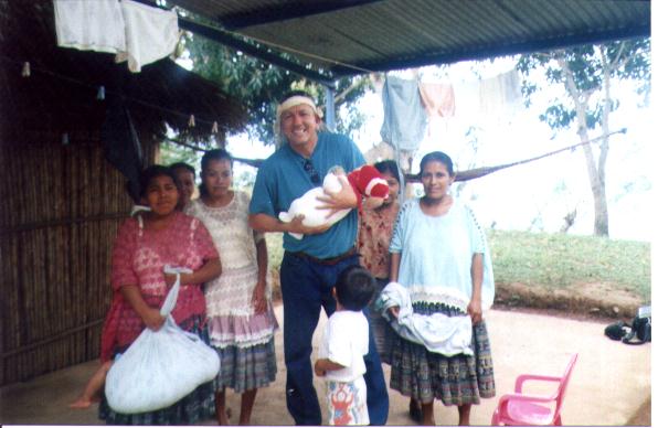 2. Juan Morales en una aldea indígena de Guatemala. Foto Cortesía del entrevistado