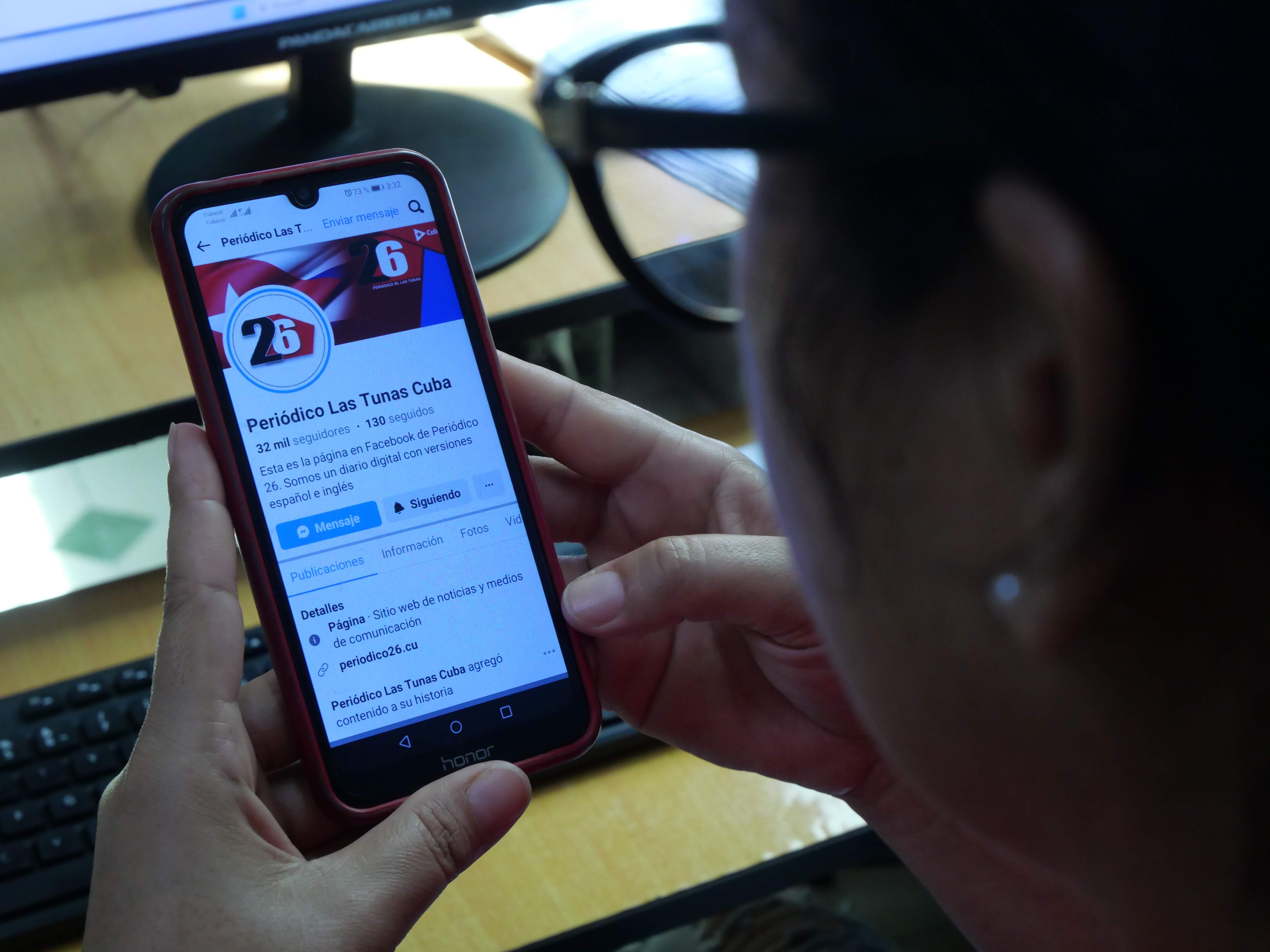 Revisando 26 en celular foto Yaciel