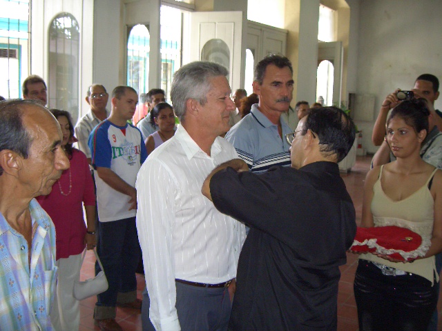 Tubal Páez Hernández entonces presidente de la UPEC le entrega la Distinción Félix ElmusaJPG