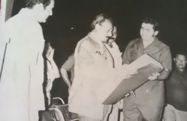 Crowning moment in Santiago de Cuba: José Infante hands over to Commander Faure Chomón the first printed newspaper to circulate in the province. 