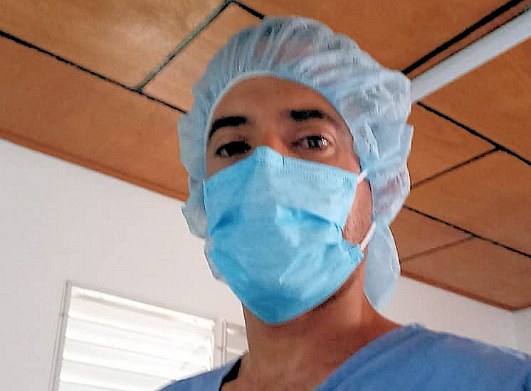 Dr. Pedro David Alarcón González, first-degree specialist in General Surgery.