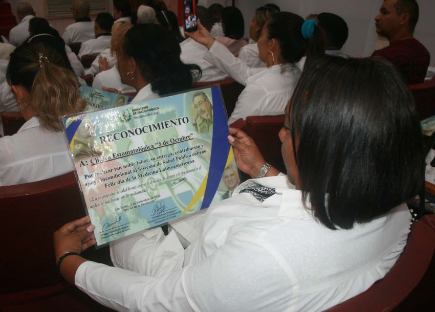 Recognition to health personnel on the Latin American Medicine Day