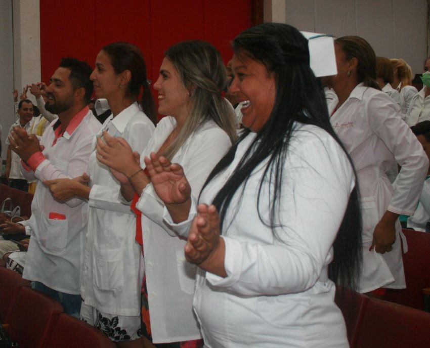 Recognition to health personnel on the Latin American Medicine Day