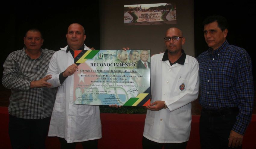 Recognition to health personnel on the Latin American Medicine Day