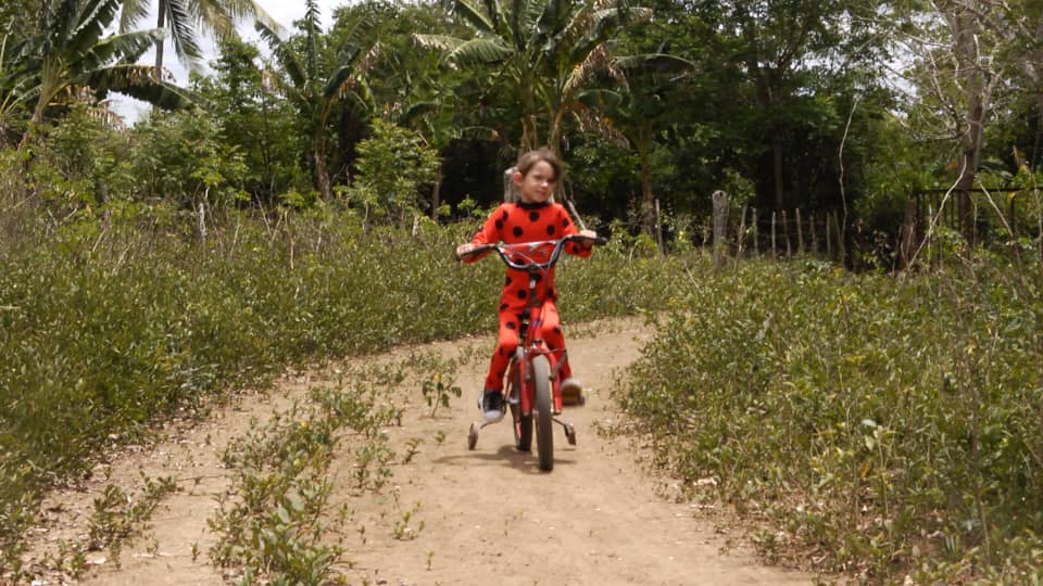 Gabi niña con panel solar 2
