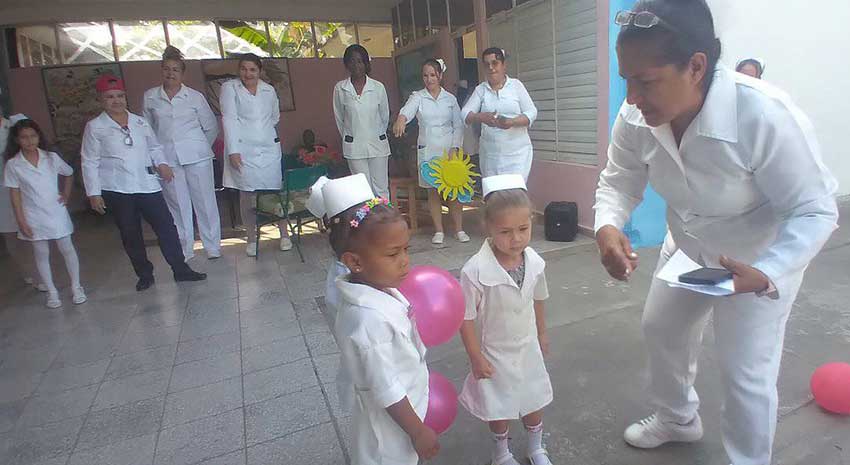 Día de la Enfermera Cuentacuentos en la jornada Un Abril por la Pediatría.