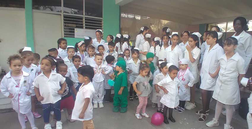 Día de la Enfermera Cuentacuentos en la jornada Un Abril por la Pediatría.