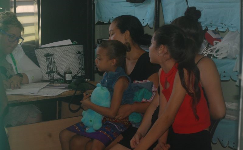 atención médica centro de evacuados