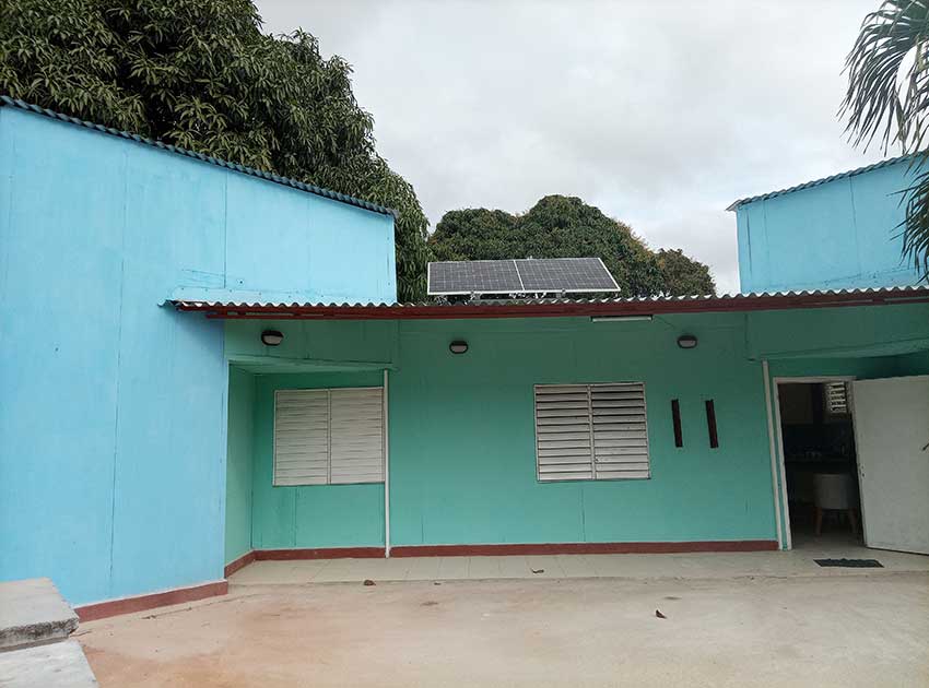 Thiago recibió uno de los sitemas solares donados para garantizar el bienestar de niños con complicaciones de salud.