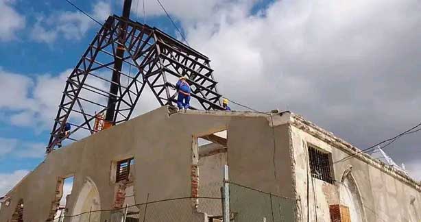 Izan estructuras para la nueva cubierta de la Parroquia San Jerónimo.