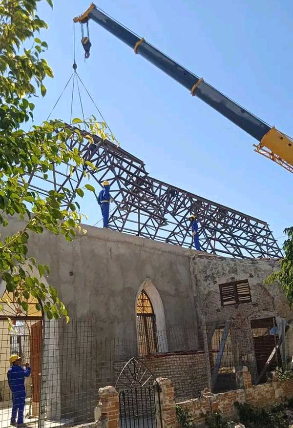 Izan estructuras para la nueva cubierta de la Parroquia San Jerónimo.