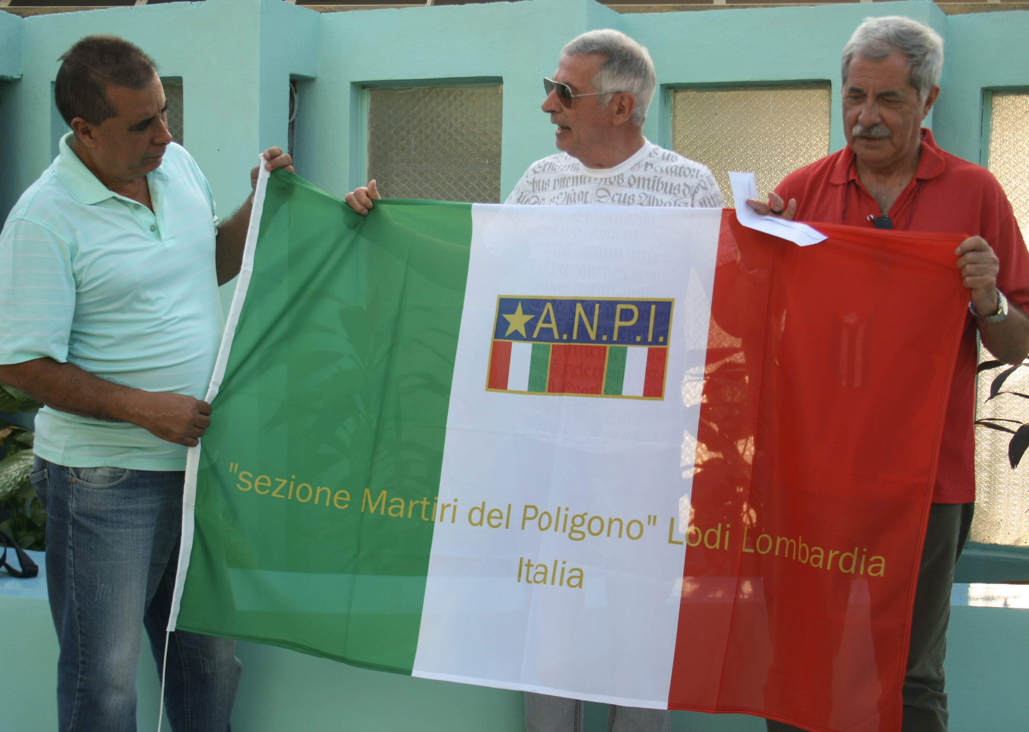 Nay Caballero junto activistas italianos de solidaridad