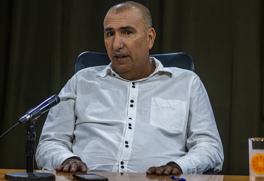 revista secretario gobernadora indisciplinas sociales 0003