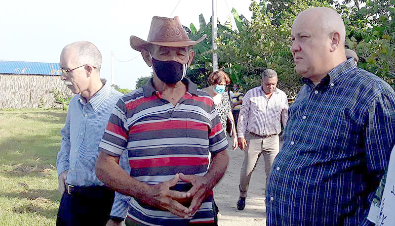 Omar Mulet Ramayo junto a Jorge Luis Tapia cuando el viceprimer ministro visitó su finca