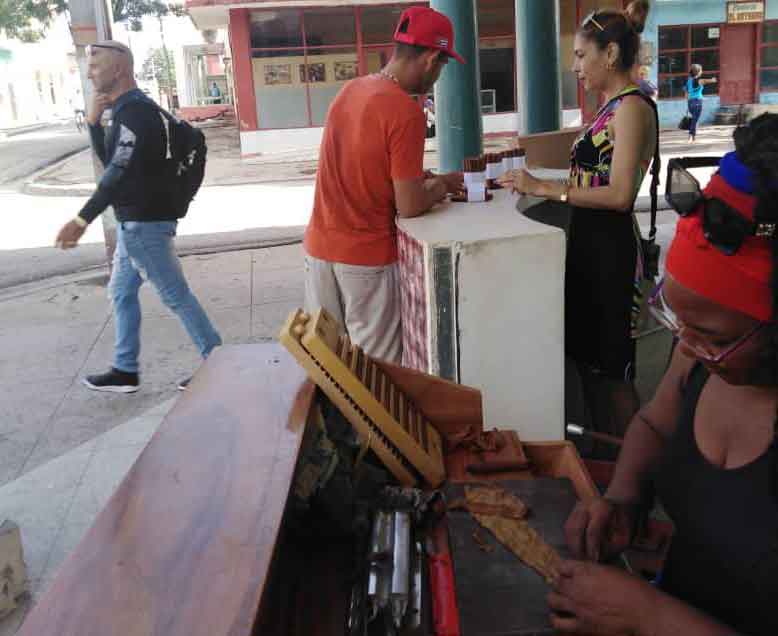 En el portal de la "Enrique Casals Villarreal" se enrollan y expenden tabacos.