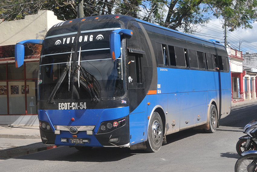 Leased bus in Las Tunas