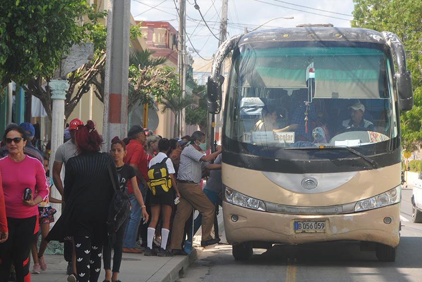 Leased bus in Las Tunas