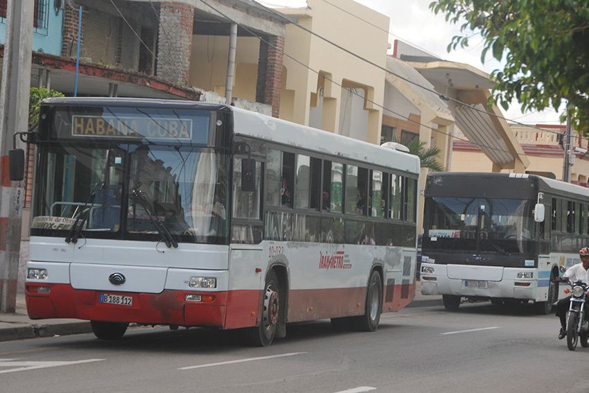 Leased buses in Las Tunas