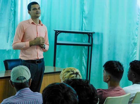 Durante la reunión, los estudiantes manifestaron sus criterios en torno a la planificación de las prácticas.