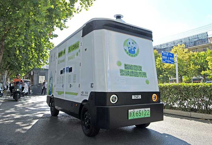 Unmanned waste recycling vehicle in Huainan, east China's Anhui province.