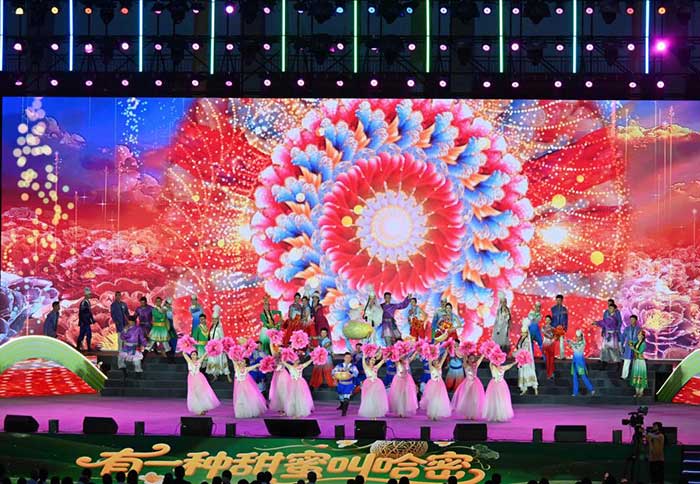 The 19th Hami melon festival opens.