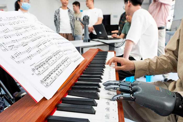 A patient uses a bionic robot hand to play the piano at a hospital in Xuancheng, east China's Anhui province.