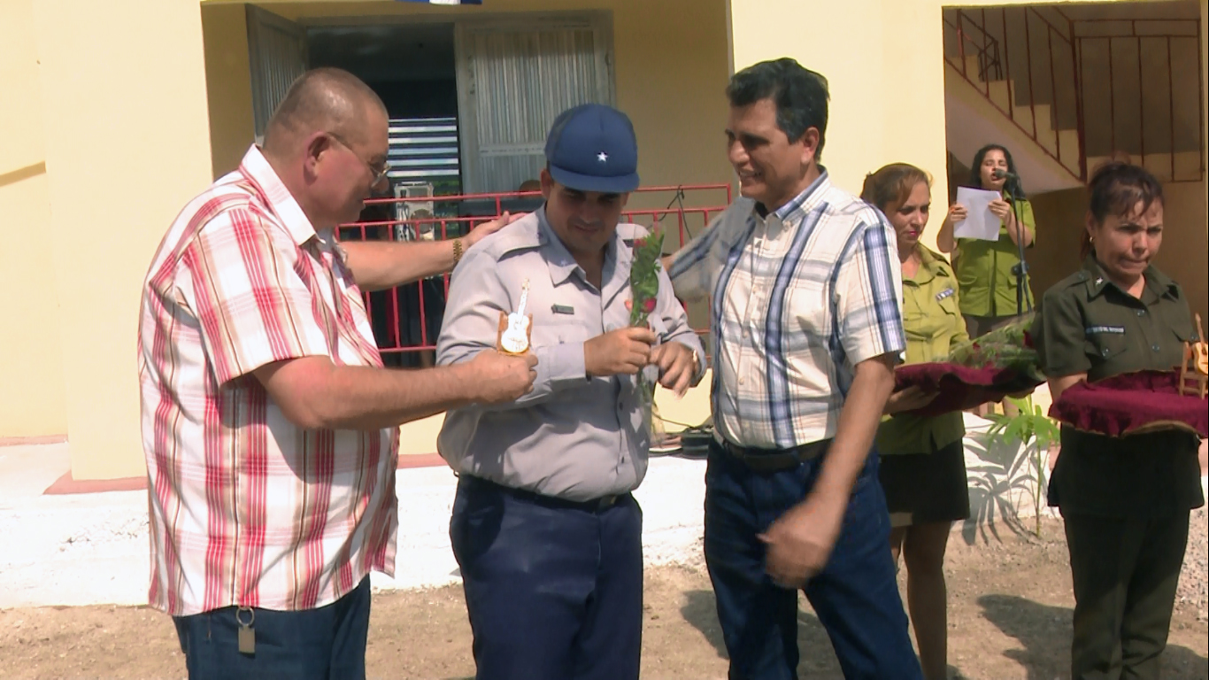 autoridades de la provincia entregan las llaves de las viviendas ministerio del interior las tunas foto raul verdecie