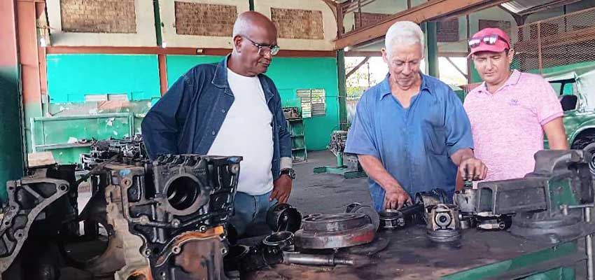 “Benítez es imprescindible en el taller” es una confirmada por Eduardo Brathwaite Herrera (izquierda) y Edwar Crai Martínez