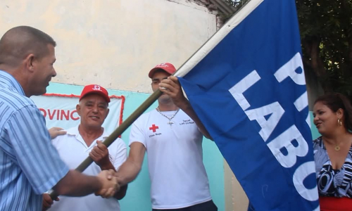 La Cruz Roja tunera sostiene la Bandera Proeza Laboral