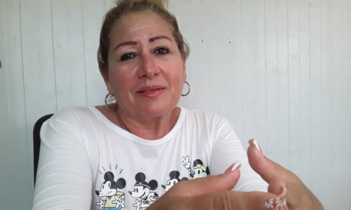 Una mujer sueña en Punta Brava