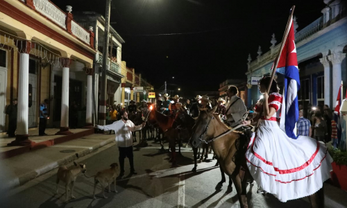 Otra vez ante la llama de la historia (+fotos)