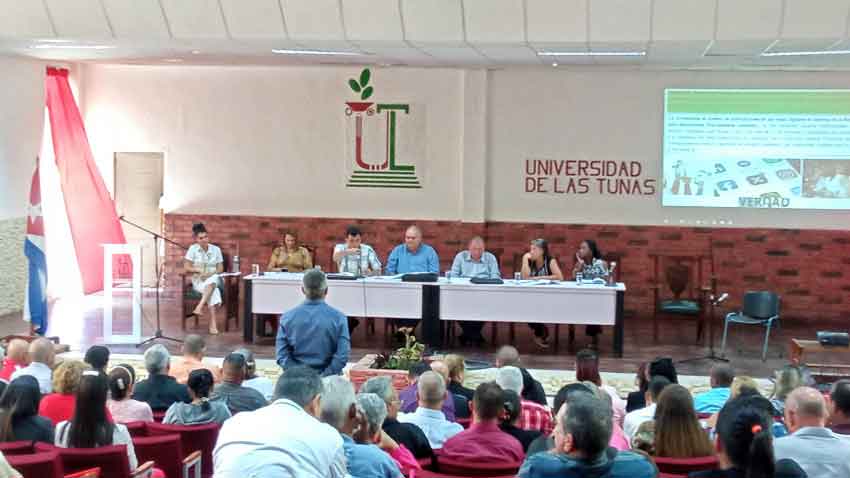 Al encuentro asistieron directivos de la provincia, representantes de instituciones e investigadores destacados.