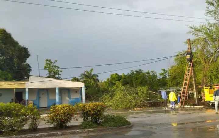 Reparan afectaciones provocadas por lluvias en Delicias, Puerto Padre.