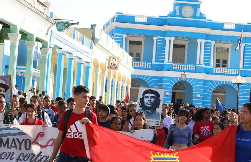 El desfile en Las Tunas se erigió como una celebración de la felicidad y la soberanía.