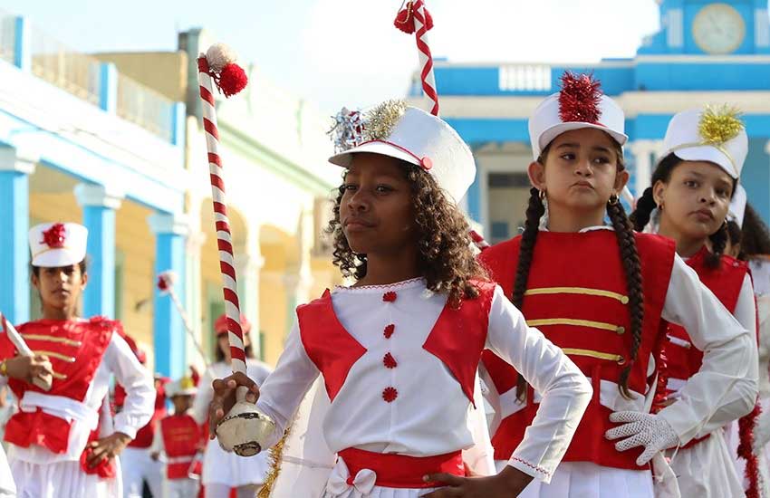El desfile en Las Tunas se erigió como una celebración de la felicidad y la soberanía.
