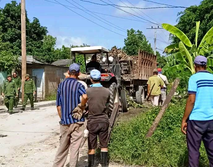 Workers from Las Tunas participate in Territorial Defense Day