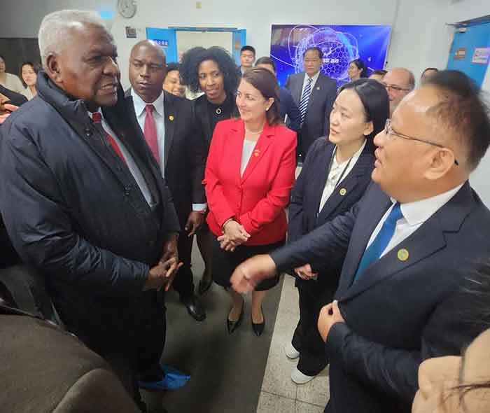 The head of the Cuba’s Council of State met with Chinese and Cuban businessmen.