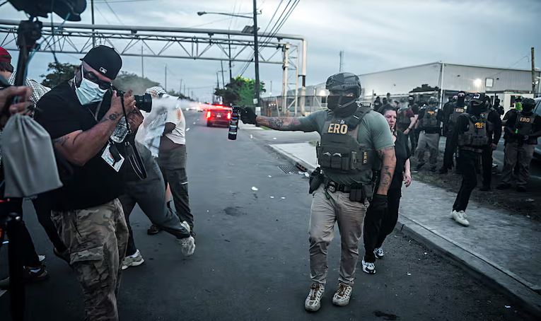 Reprimen a manifestantes frente a centro de detención de ICE en New Jersey