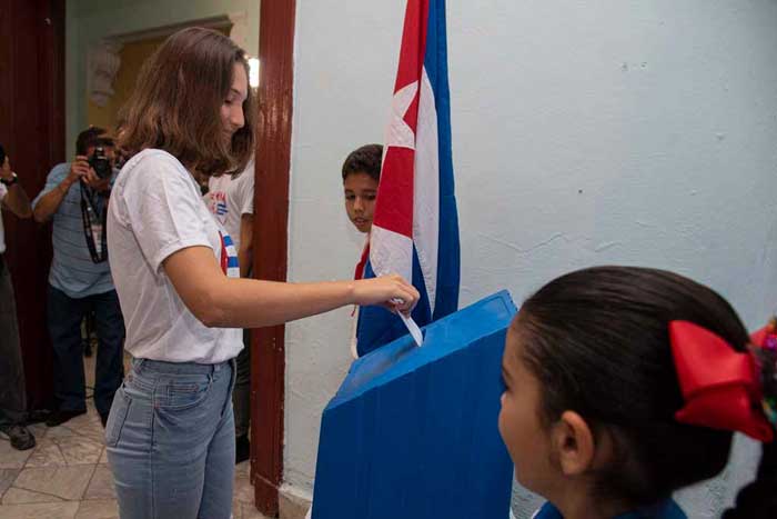 The elections are running smoothly and orderly, without incidents.