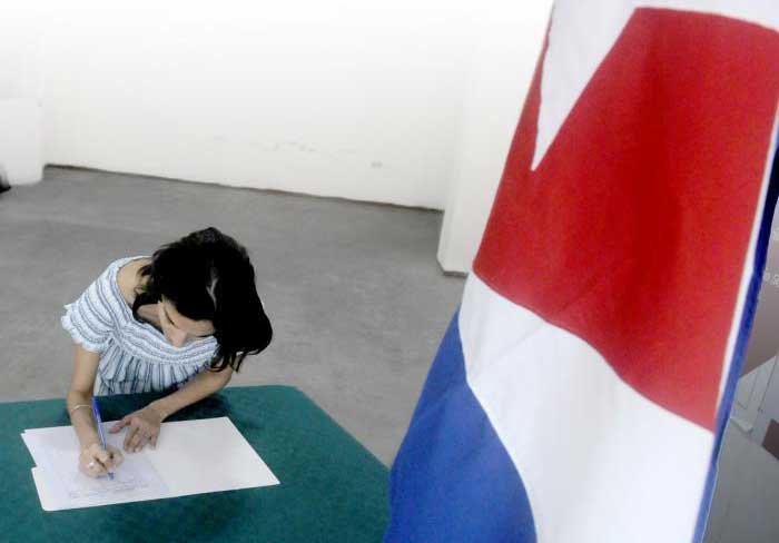 Desde la perspectiva de la materialidad social, la firma desempeña una función simbólica y práctica. 