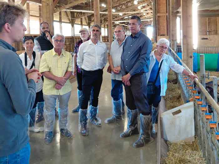 Embajador cubano en Francia visitó el complejo caprino de Pradel.