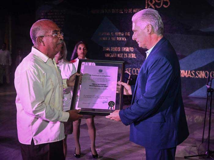 Rolando Pascual Fundora received the title of Hero of Labor of the Republic of Cuba from the President.