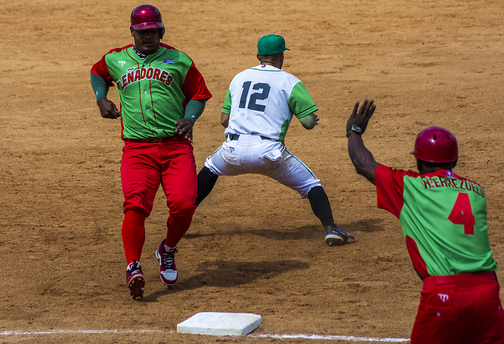 Las Tunas Vs Cienfuegos beisbol serie 63 2024 0037