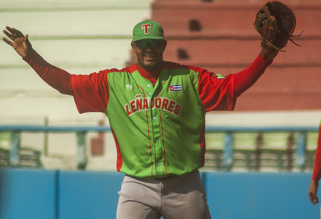 Catcher and Leñadores captain Yosvanis Alarcón.